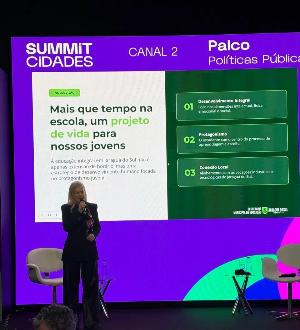 Jaraguá do Sul compartilha experiência de educação em tempo integral em evento estadual