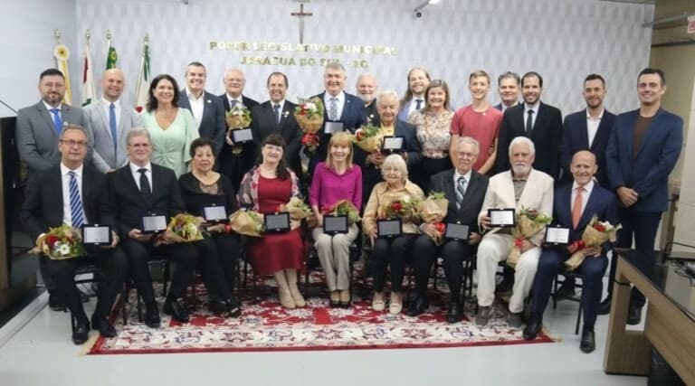 Homenagens no Legislativo enfatizam história dos 92 anos de emancipação de Jaraguá do Sul