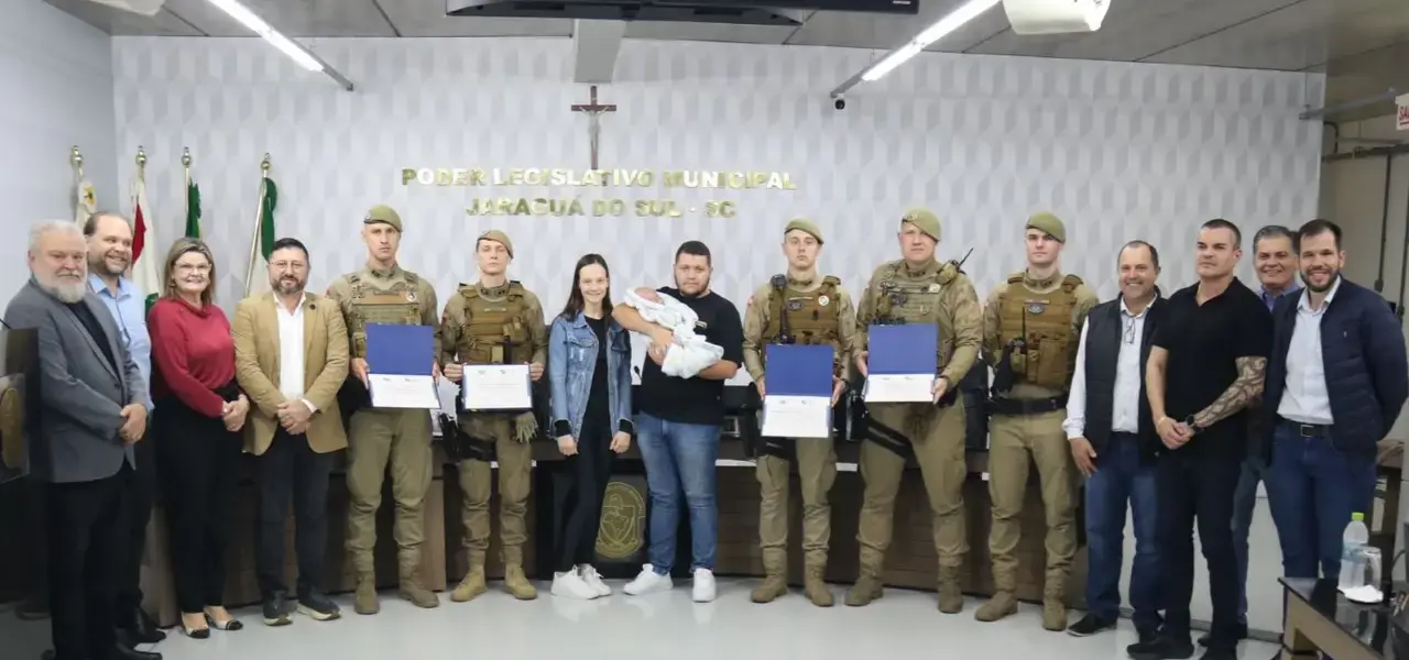 Jaraguá do Sul: Câmara homenageia policiais militares por salvamento de crianças em atos heroicos